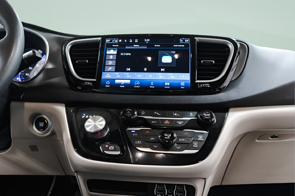 Used 2023 Chrysler Pacifica Touring-L FWD image 13