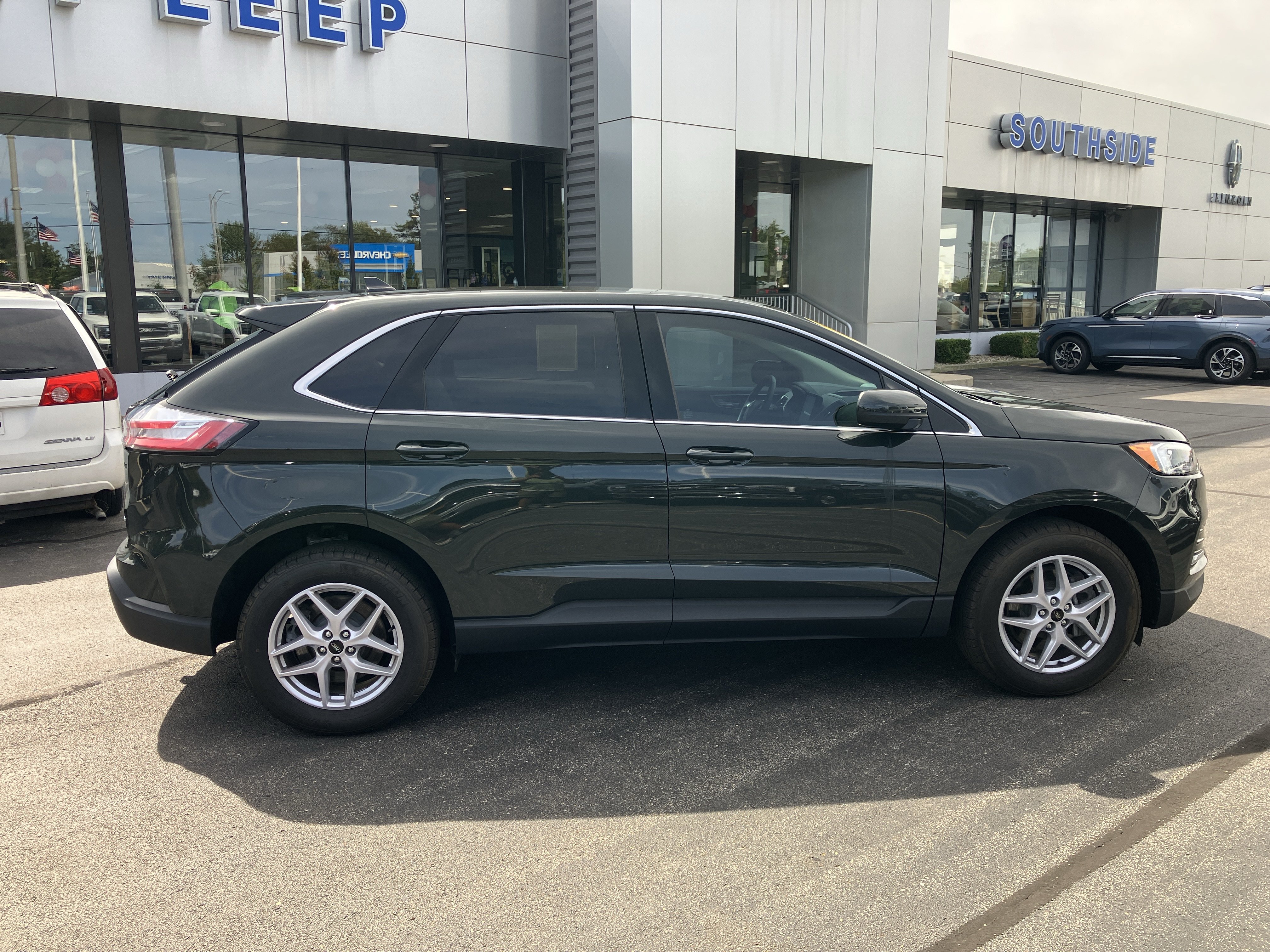Used 2024 Ford Edge SEL w/ Class II Trailer Tow Package AWD/4WD image 8