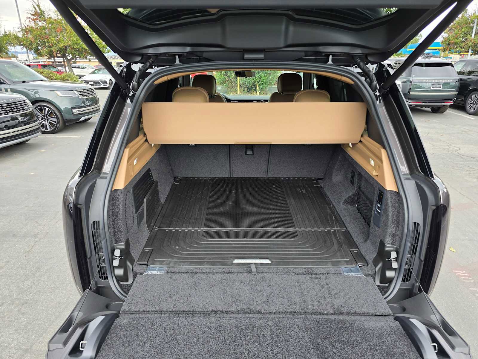 New 2025 Land Rover Range Rover SE image 16