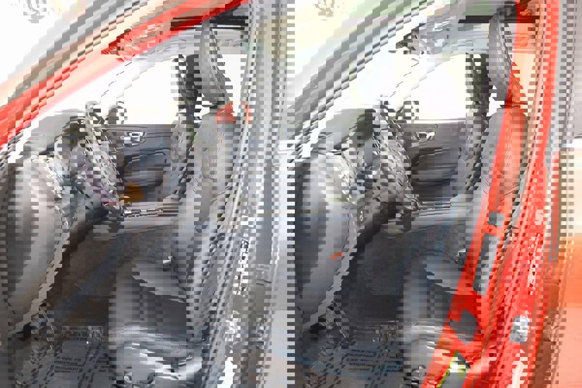 Used 2022 Volvo XC60 B5 Momentum image 11