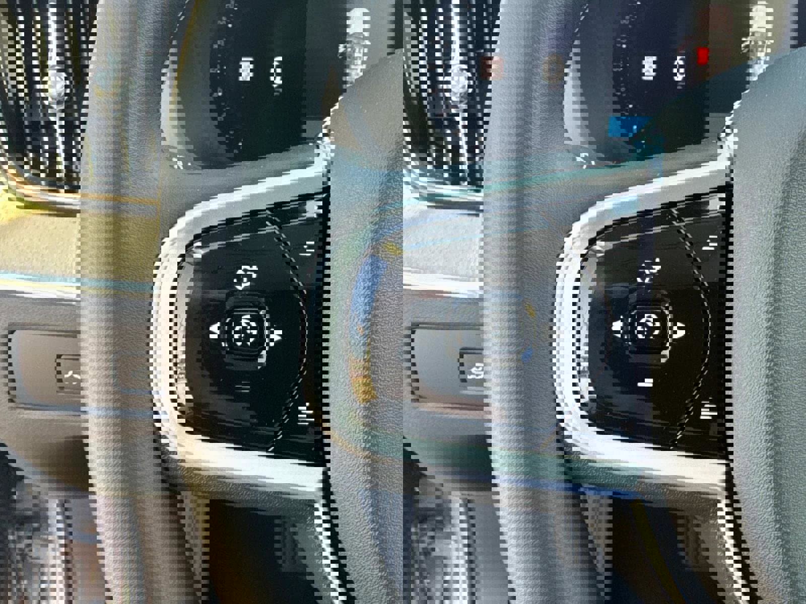 New 2026 Volvo XC60 B5 Plus w/ Climate Package image 29