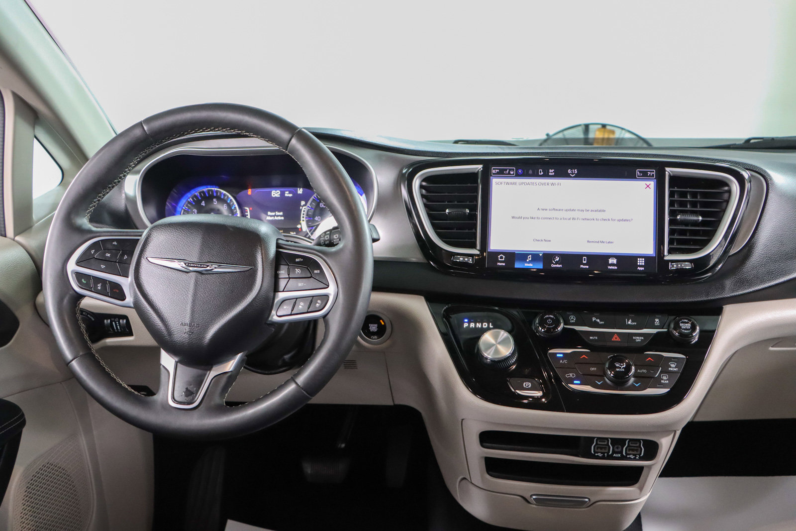 Used 2023 Chrysler Pacifica Touring-L image 17