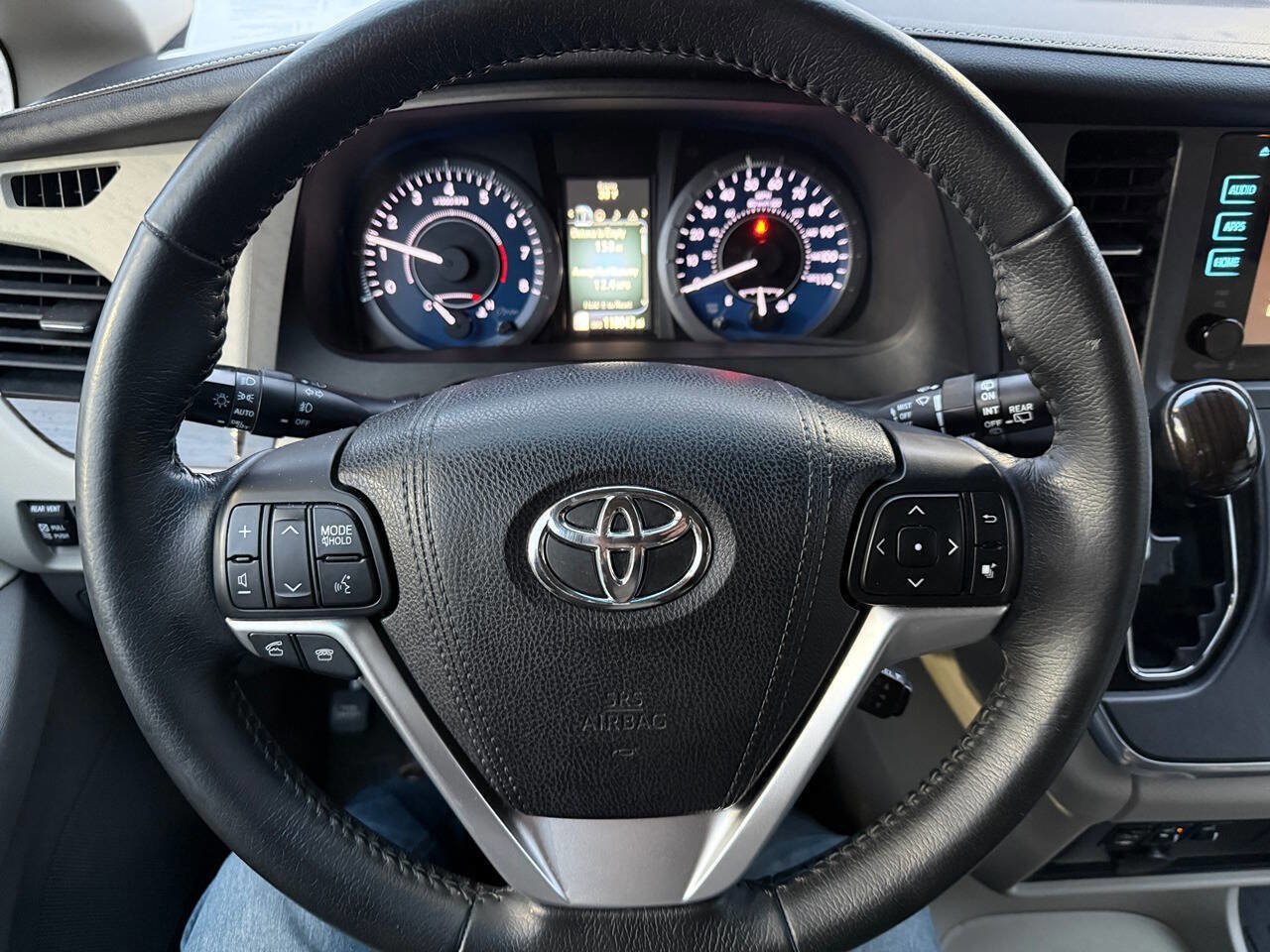 Used 2015 Toyota Sienna image 98