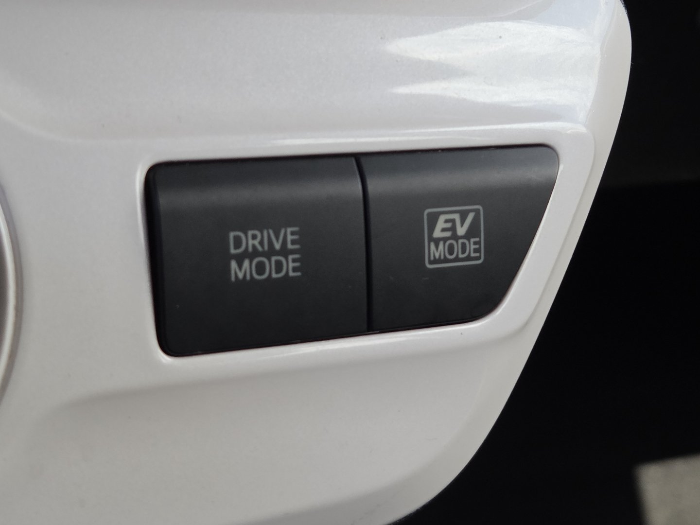 Used 2018 Toyota Prius Three Touring FWD image 6
