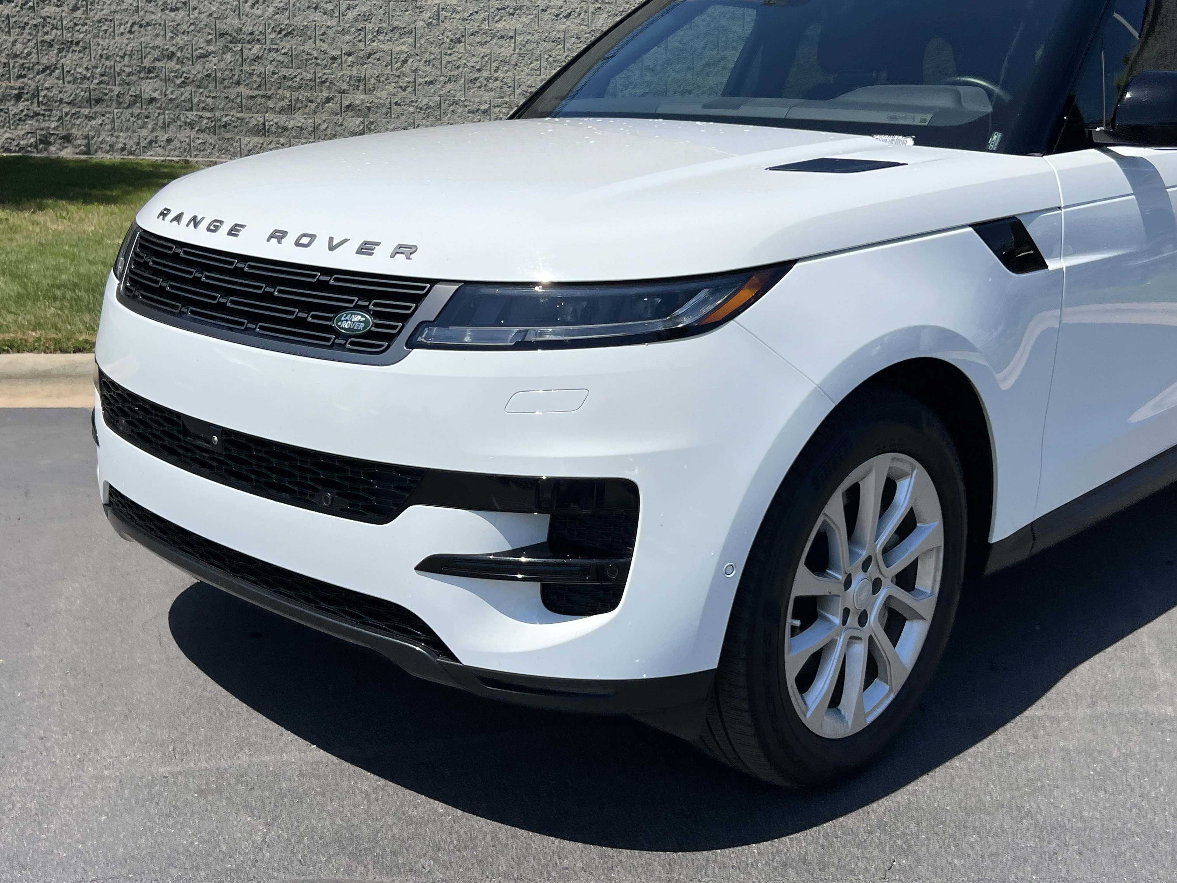 Used 2025 Land Rover Range Rover Sport S AWD/4WD image 8