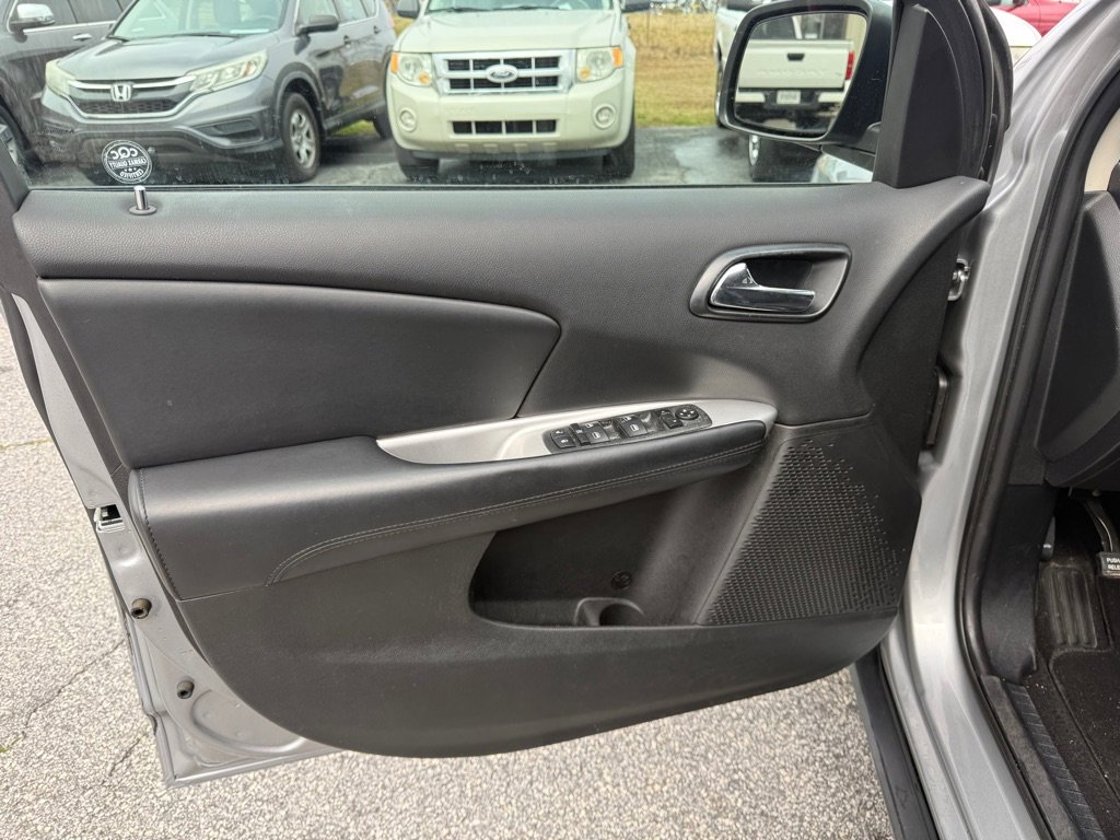 Used 2016 Dodge Journey SXT w/ Comfort/Convenience Group FWD image 11