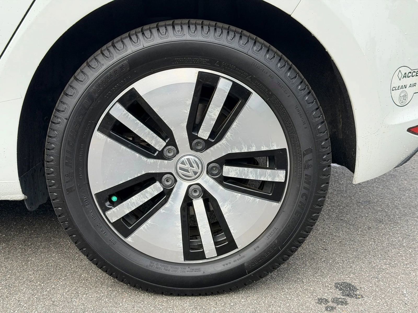 Used 2016 Volkswagen e-Golf SE w/ DC Fast Charging Package image 12