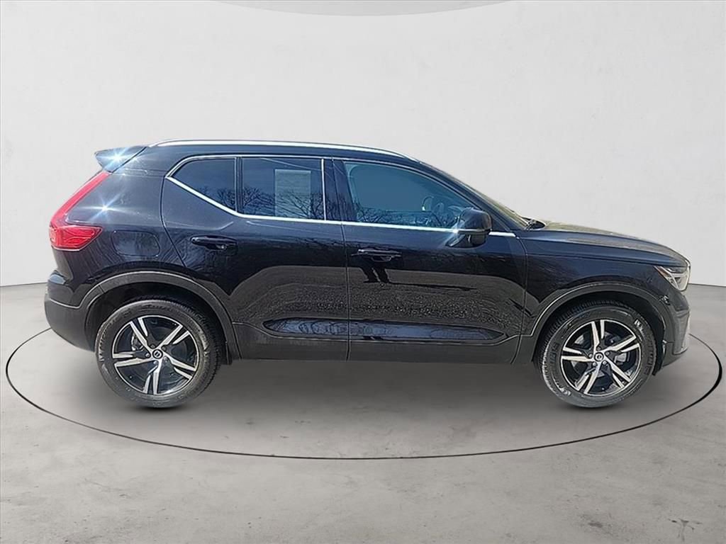 Certified 2025 Volvo XC40 B5 Core AWD/4WD image 6