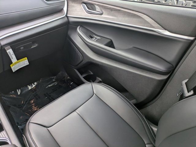 New 2025 Jeep Grand Cherokee Limited w/ Black Appearance Package image 15