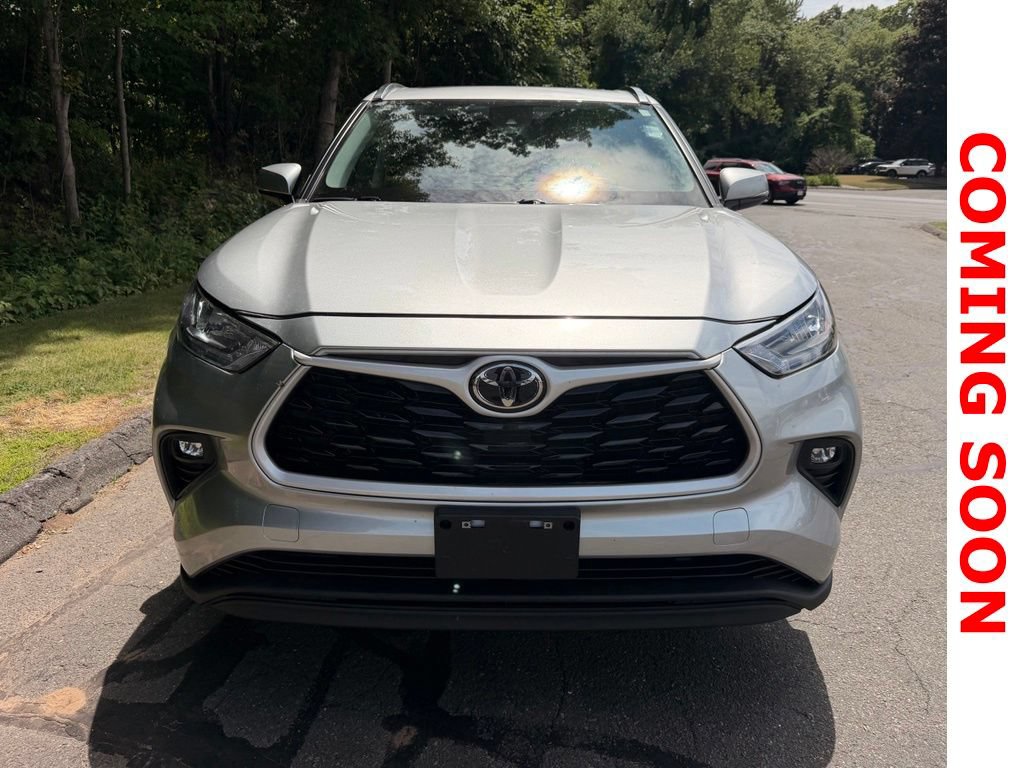 Used 2020 Toyota Highlander XLE AWD/4WD image 3