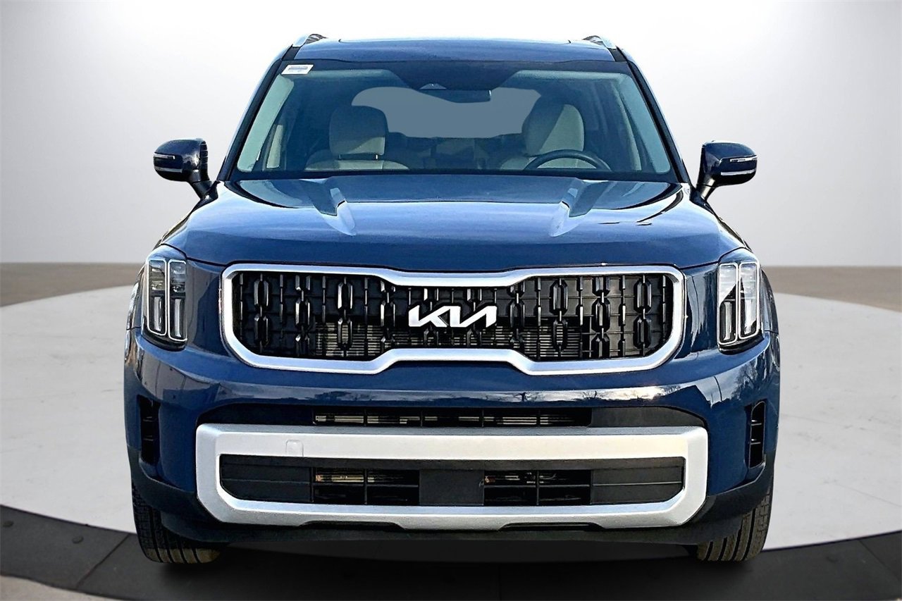 Used 2025 Kia Telluride EX w/ EX Captain's Chair Package image 3