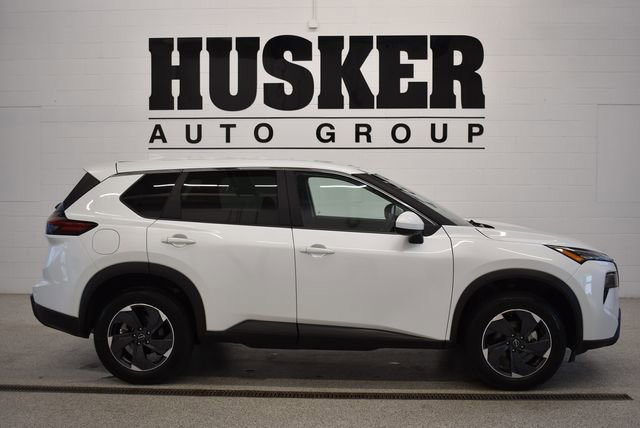 Used 2025 Nissan Rogue SV AWD/4WD image 2