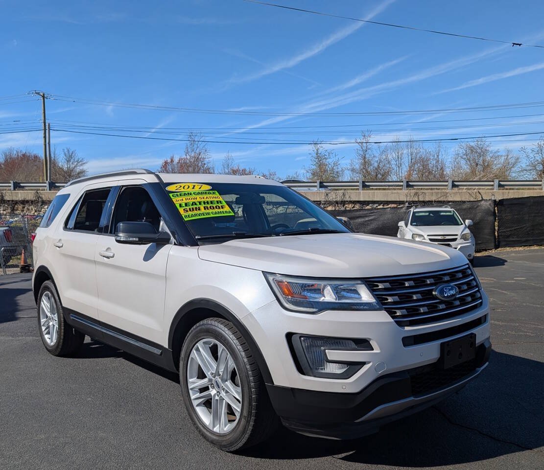 Used 2017 Ford Explorer XLT w/ Equipment Group 202A AWD/4WD image 1