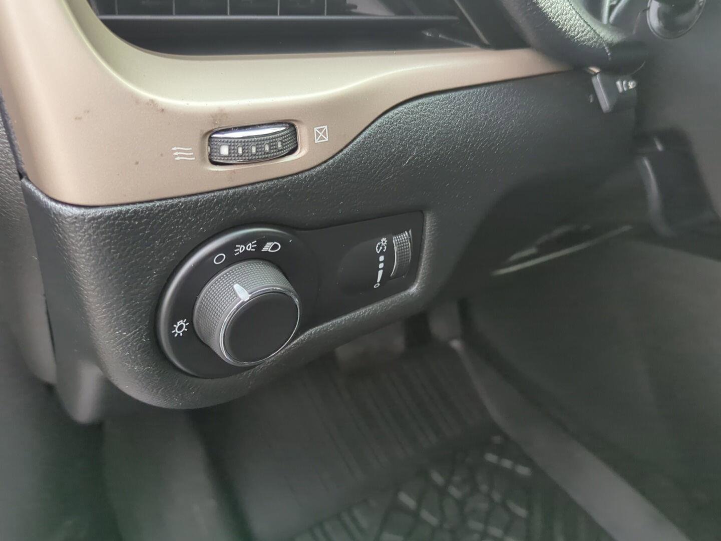 Used 2015 Jeep Cherokee Sport w/ Sport Appearance Group image 13