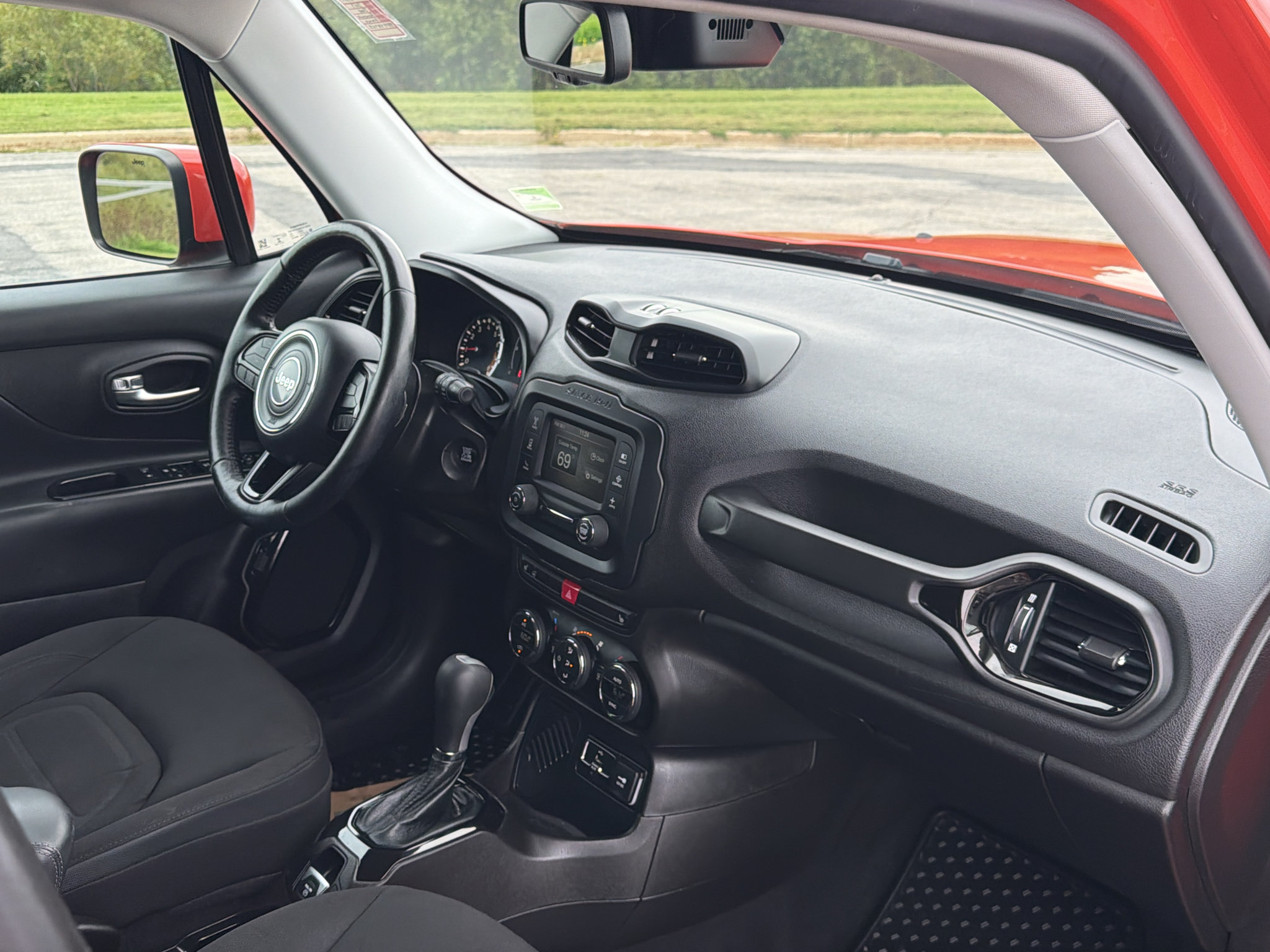 Used 2017 Jeep Renegade Altitude FWD image 24