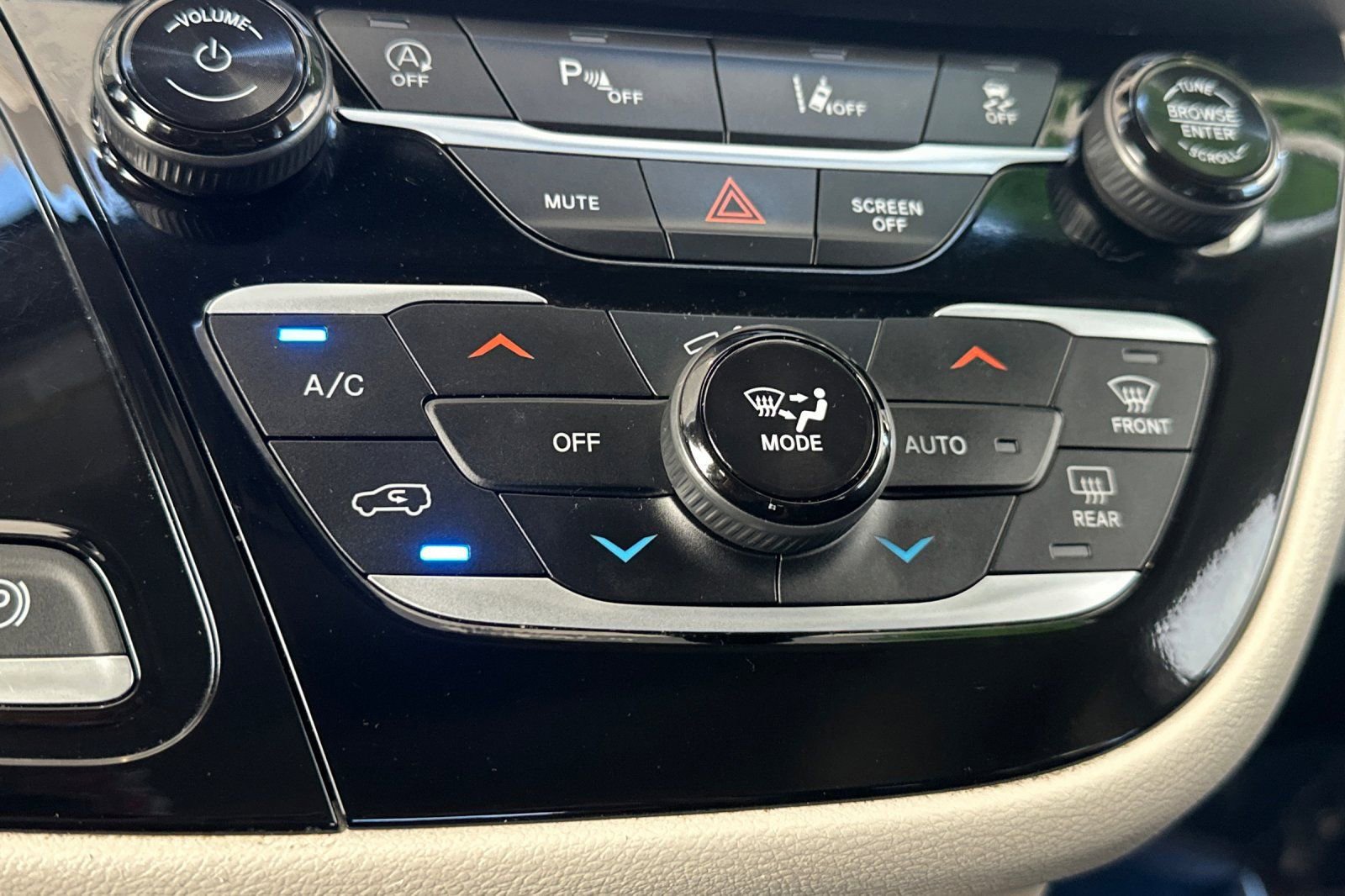 Used 2023 Chrysler Pacifica Touring-L image 29