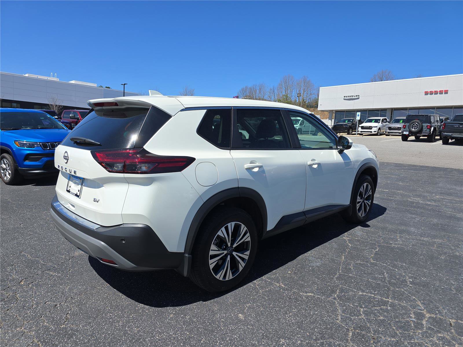 Used 2023 Nissan Rogue SV FWD image 3