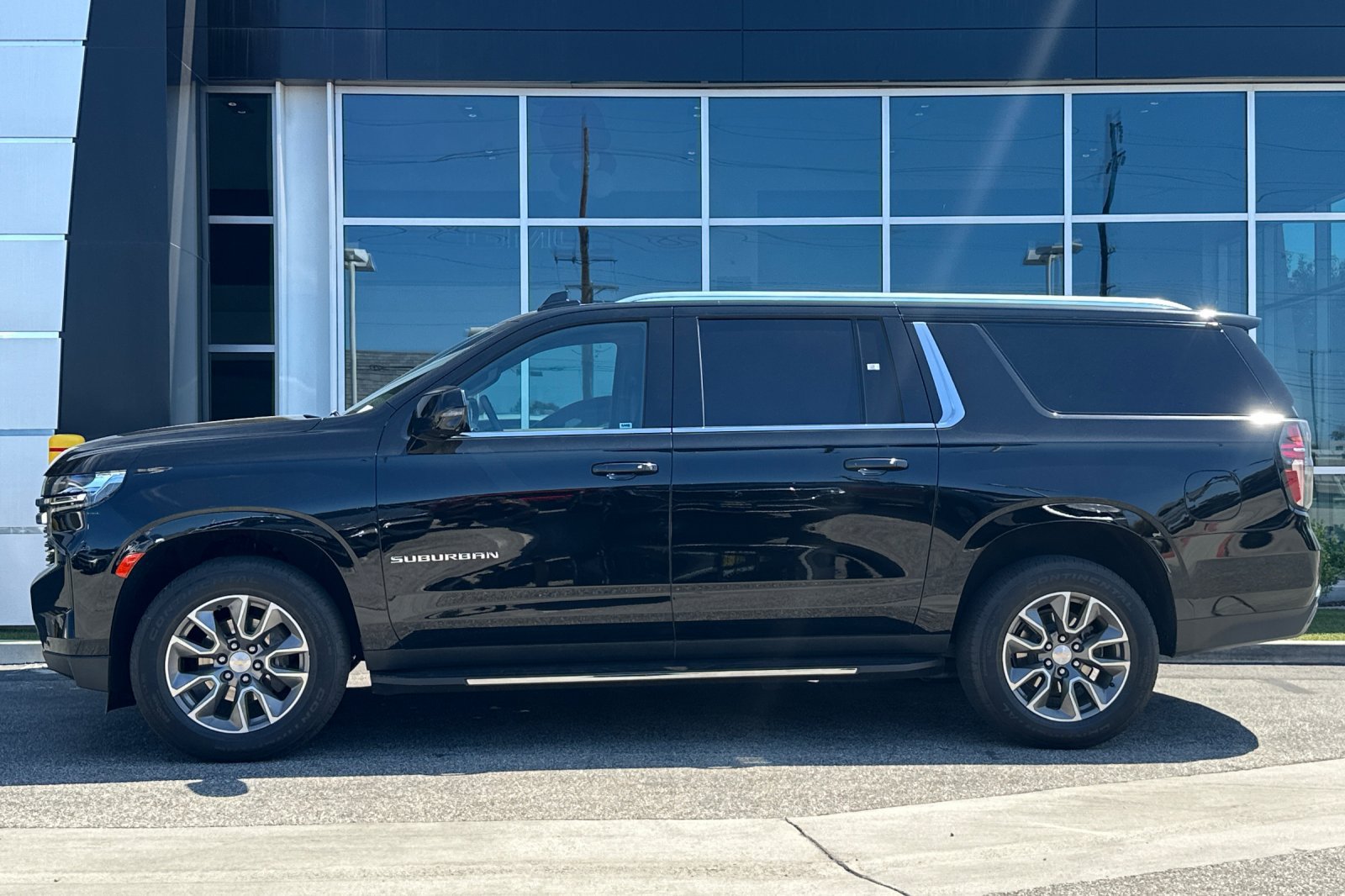 Used 2024 Chevrolet Suburban LT w/ LT Signature Plus Package RWD image 7
