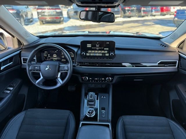 Used 2023 Mitsubishi Outlander SE image 3