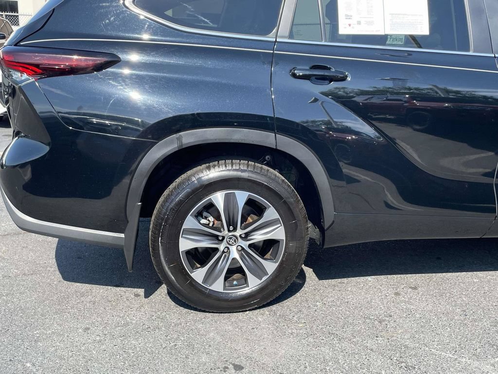 Used 2024 Toyota Highlander XLE AWD/4WD image 8