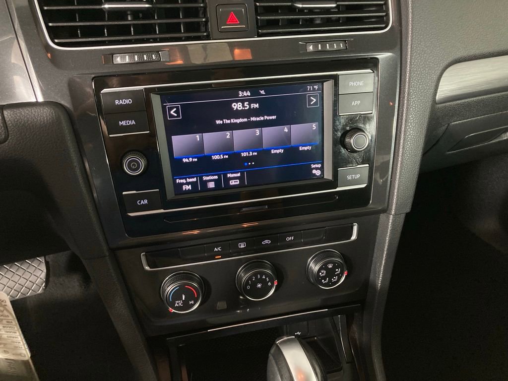 Used 2018 Volkswagen Golf S image 2