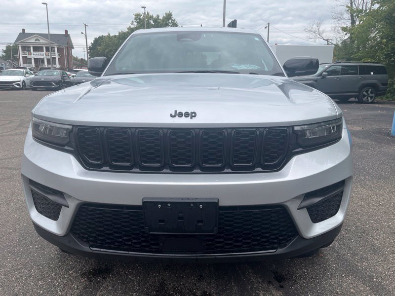 Used 2023 Jeep Grand Cherokee Altitude AWD/4WD image 2