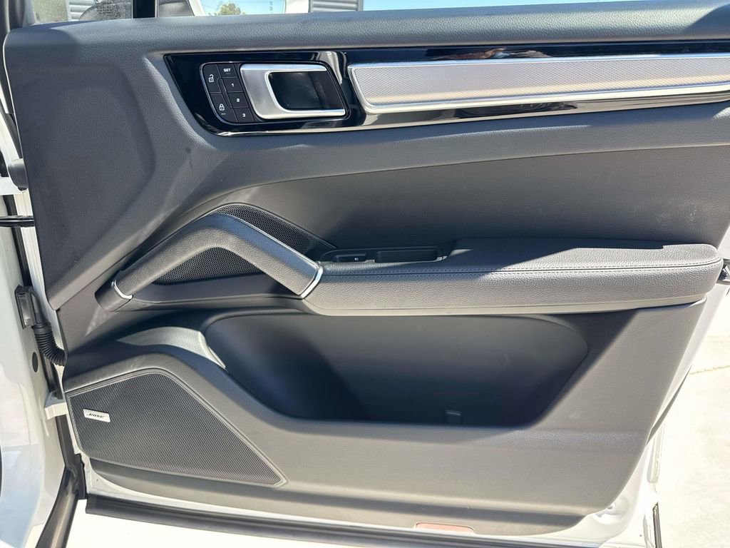 Certified 2023 Porsche Cayenne Platinum Edition image 18