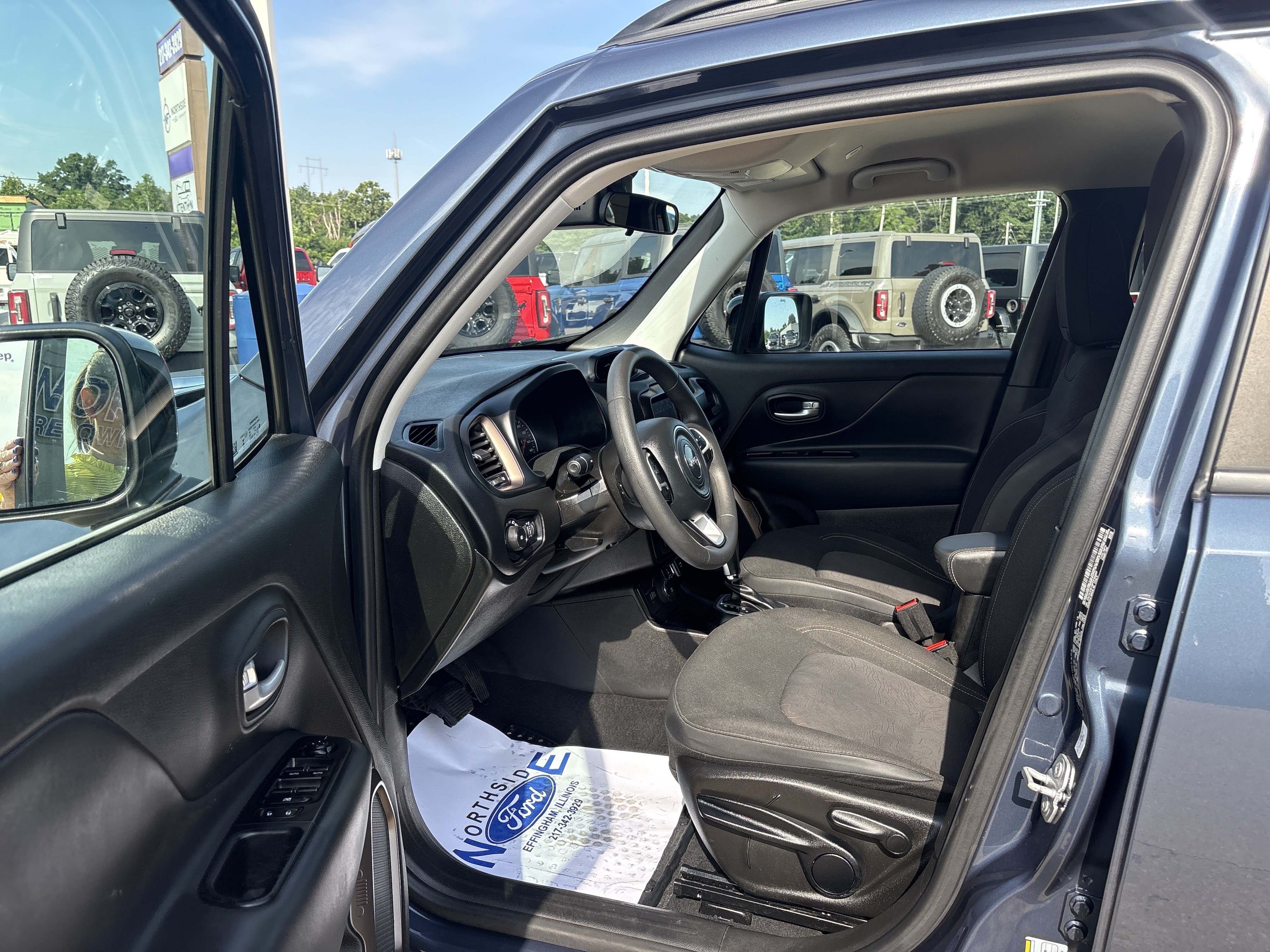 Used 2023 Jeep Renegade Latitude AWD/4WD image 9