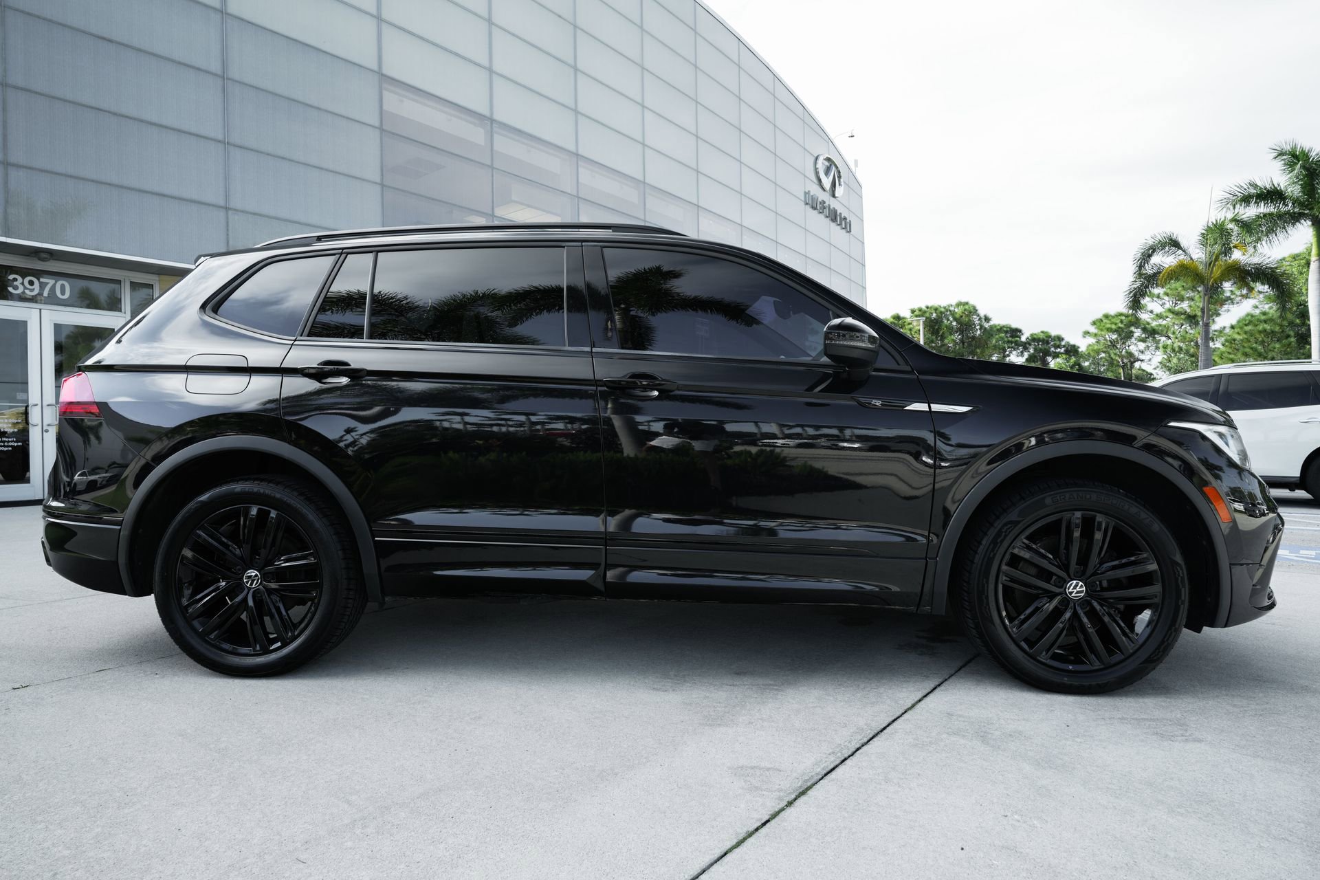 Used 2022 Volkswagen Tiguan SE R-Line image 25