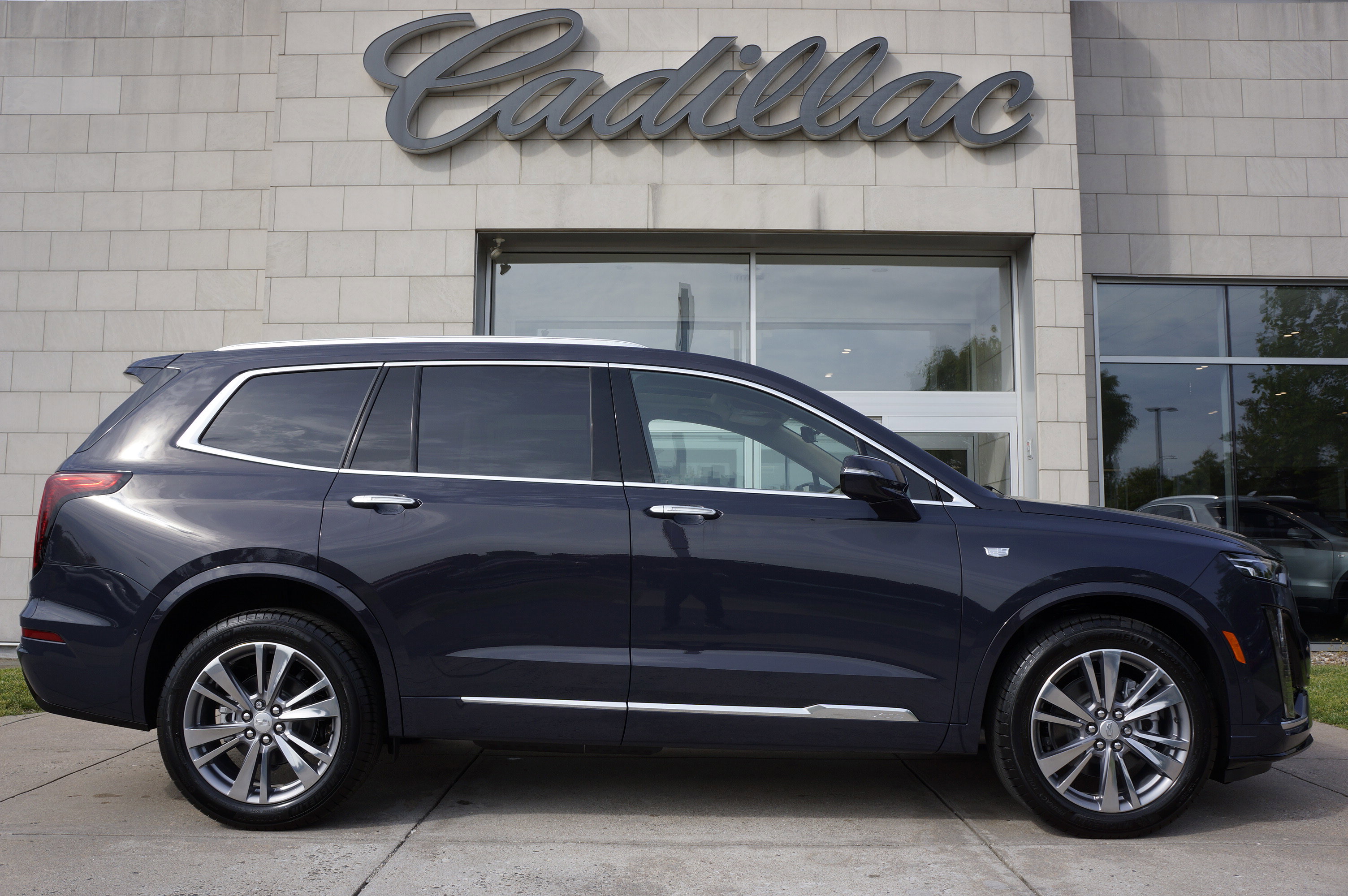 Used 2025 Cadillac XT6 Premium Luxury image 3