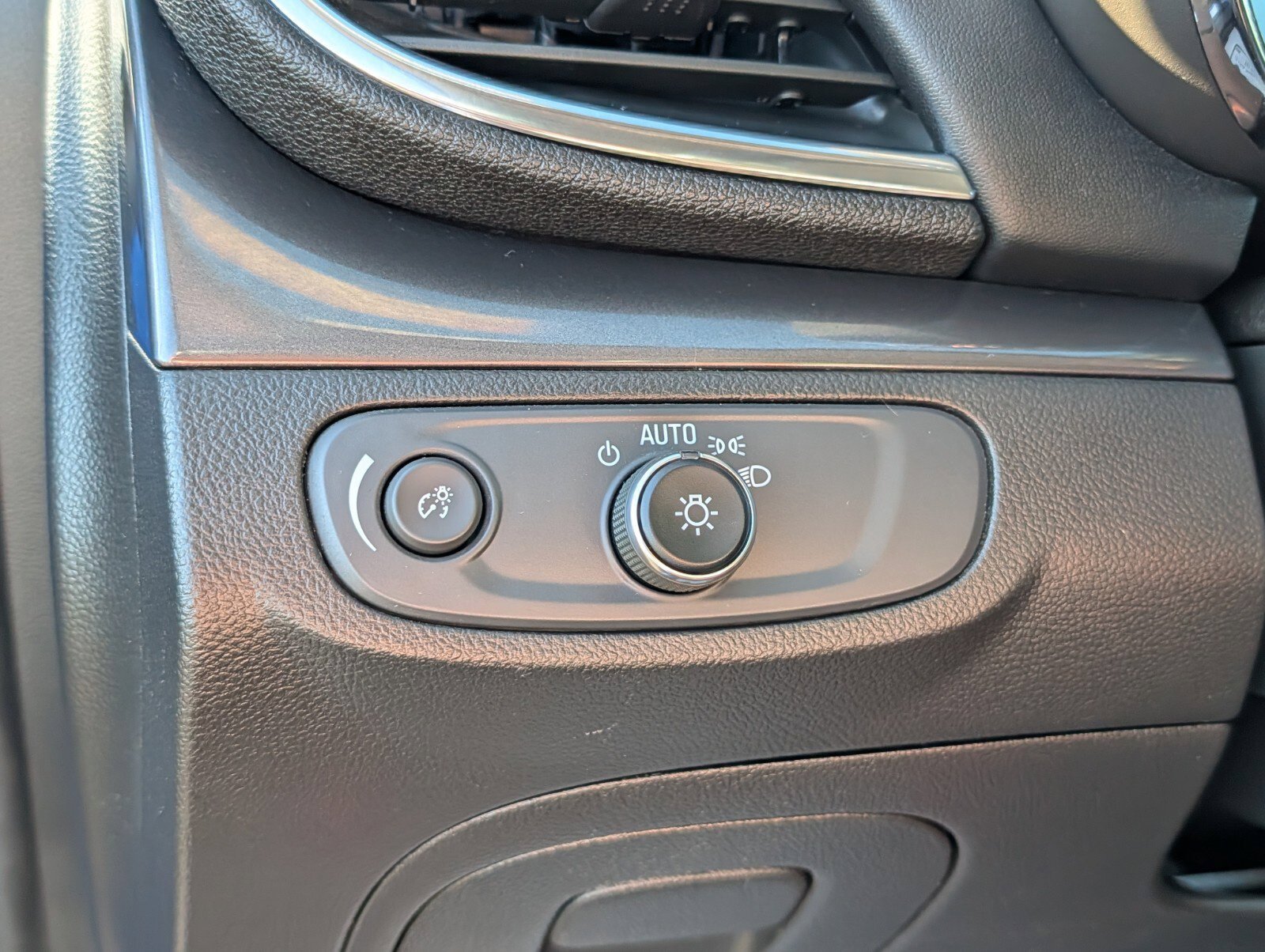 Used 2018 Buick Encore Preferred AWD/4WD image 10