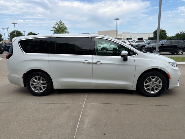 Used 2023 Chrysler Pacifica Touring-L FWD image 6