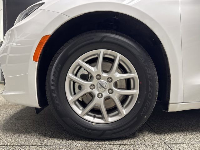 Used 2024 Chrysler Pacifica Touring-L image 4