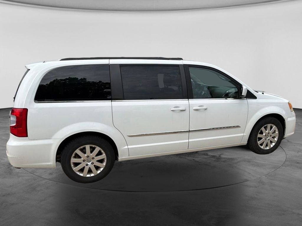 Used 2014 Chrysler Town & Country Touring FWD image 10