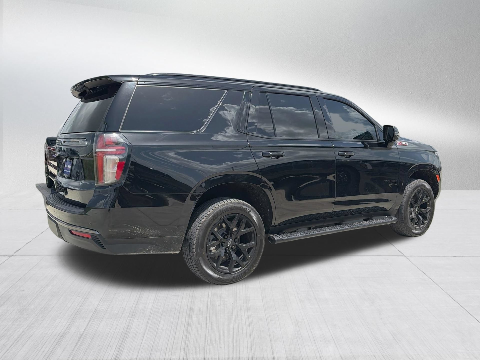 Used 2022 Chevrolet Tahoe Z71 w/ Luxury Package AWD/4WD image 7