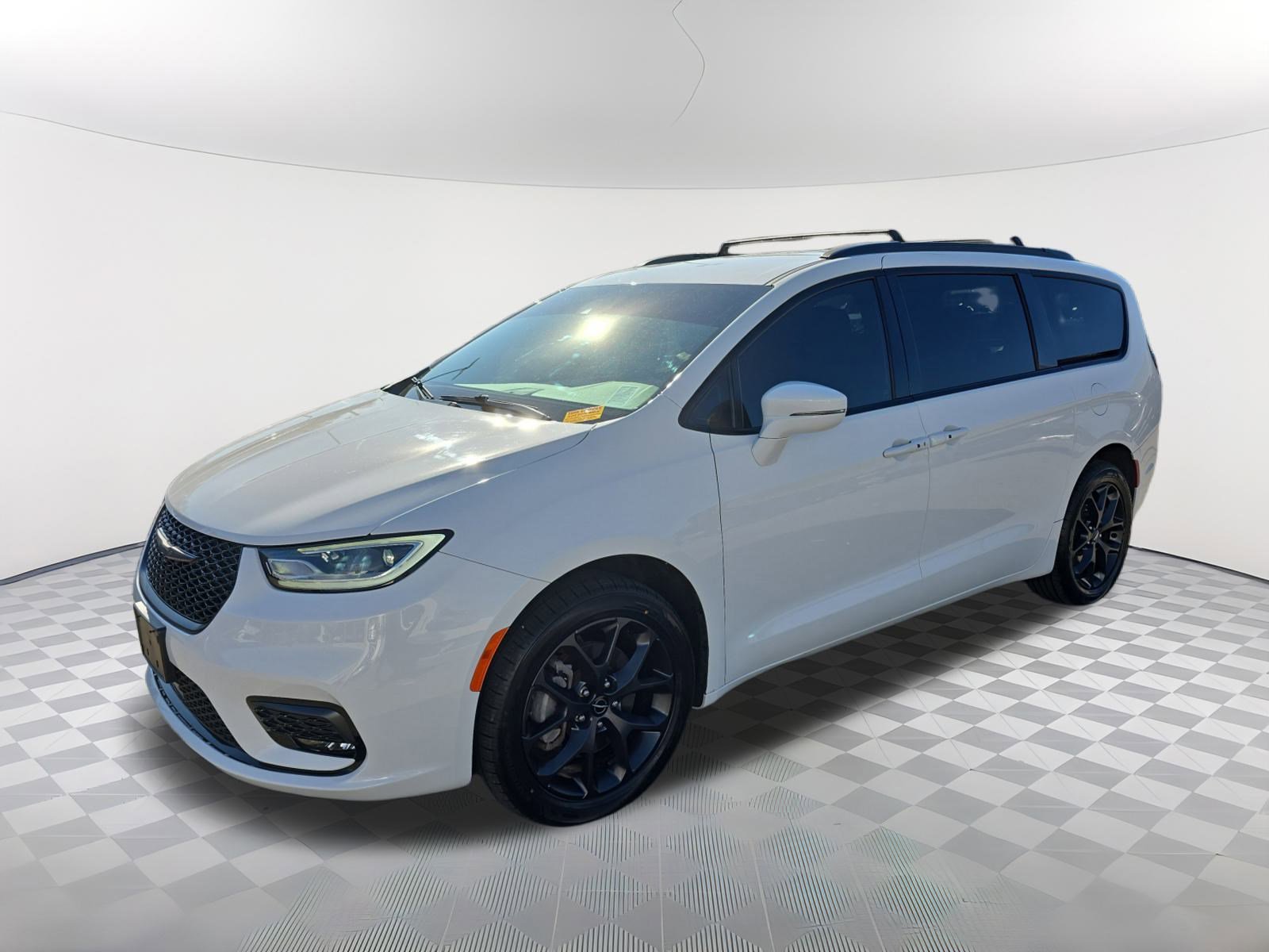 Used 2022 Chrysler Pacifica Touring-L w/ S Appearance Package image 9