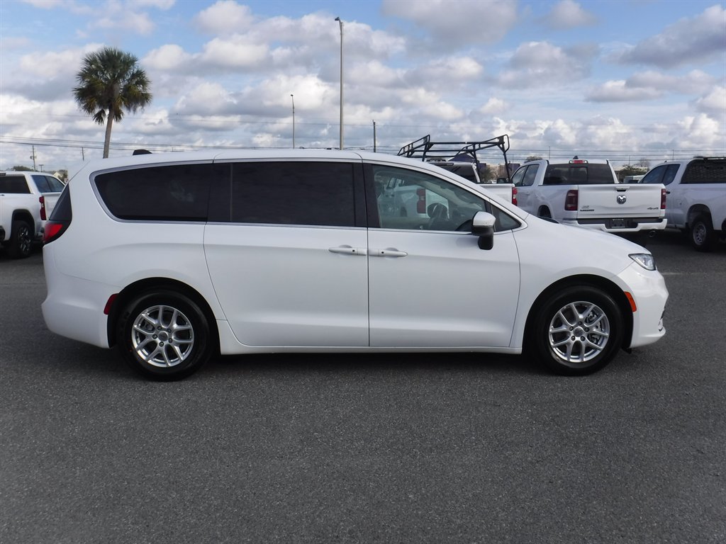 Used 2023 Chrysler Pacifica Touring-L FWD image 3