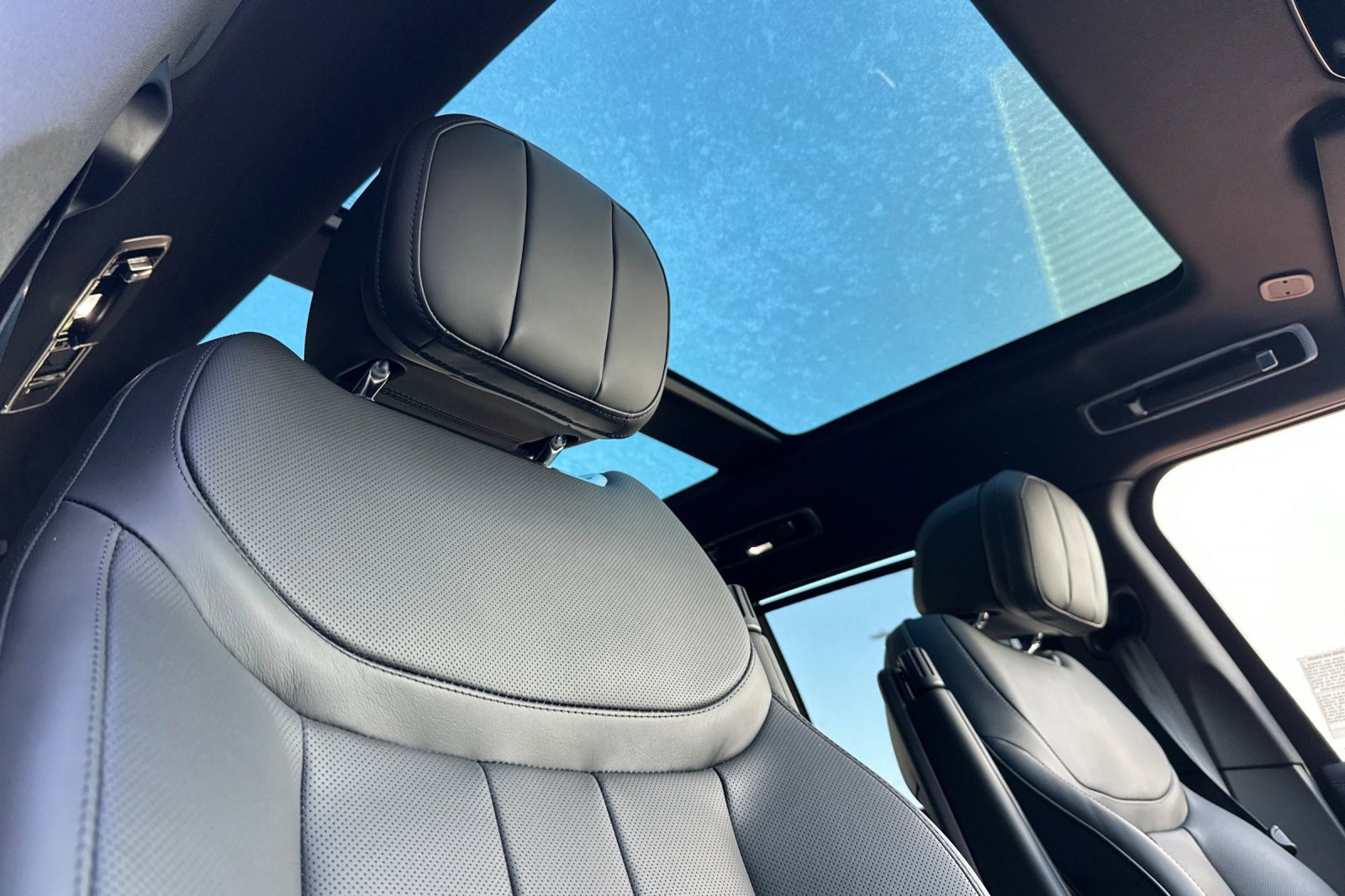 Used 2025 Land Rover Range Rover SE image 25