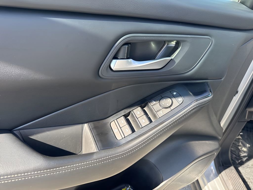 Used 2025 Nissan Rogue SV image 24