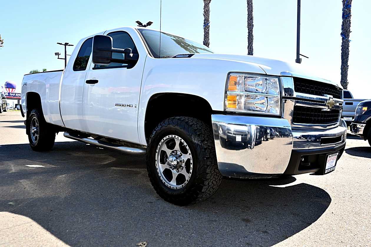 Used 2007 Chevrolet Silverado 2500 LT AWD/4WD image 3
