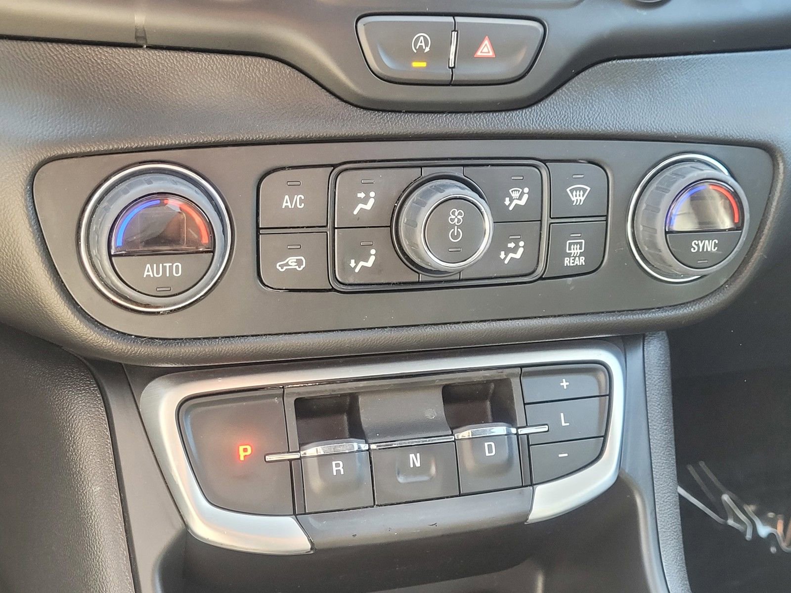 Used 2023 GMC Terrain SLT image 25