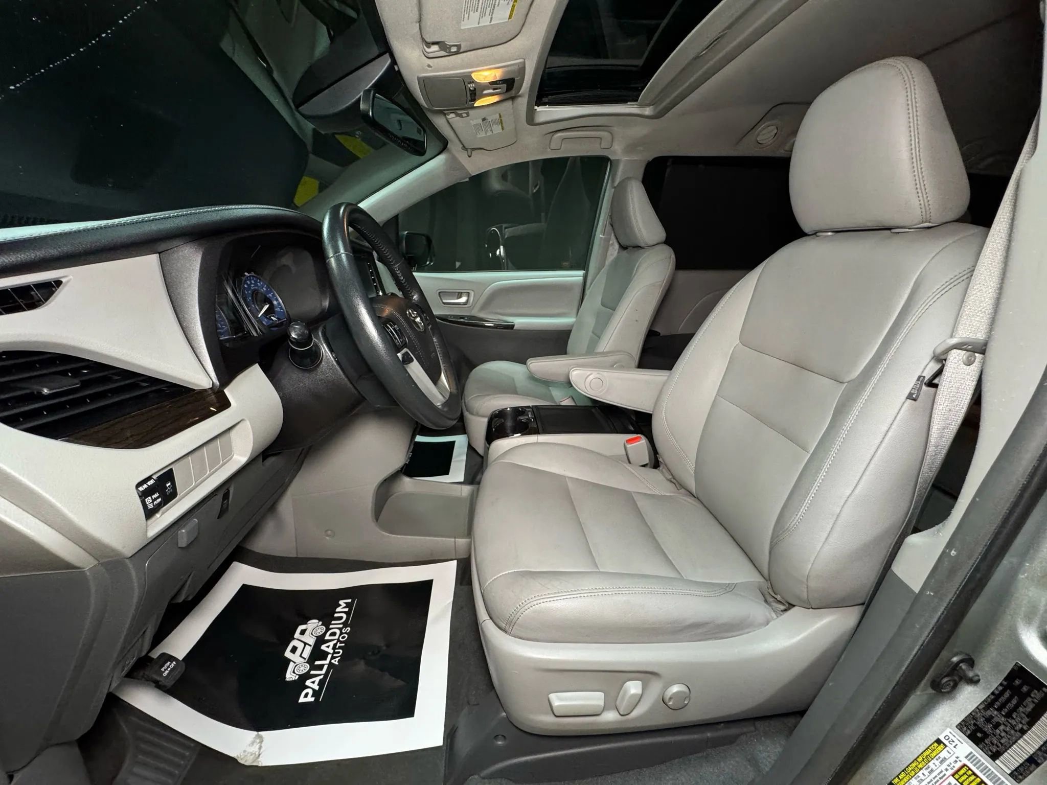 Used 2019 Toyota Sienna XLE FWD image 47