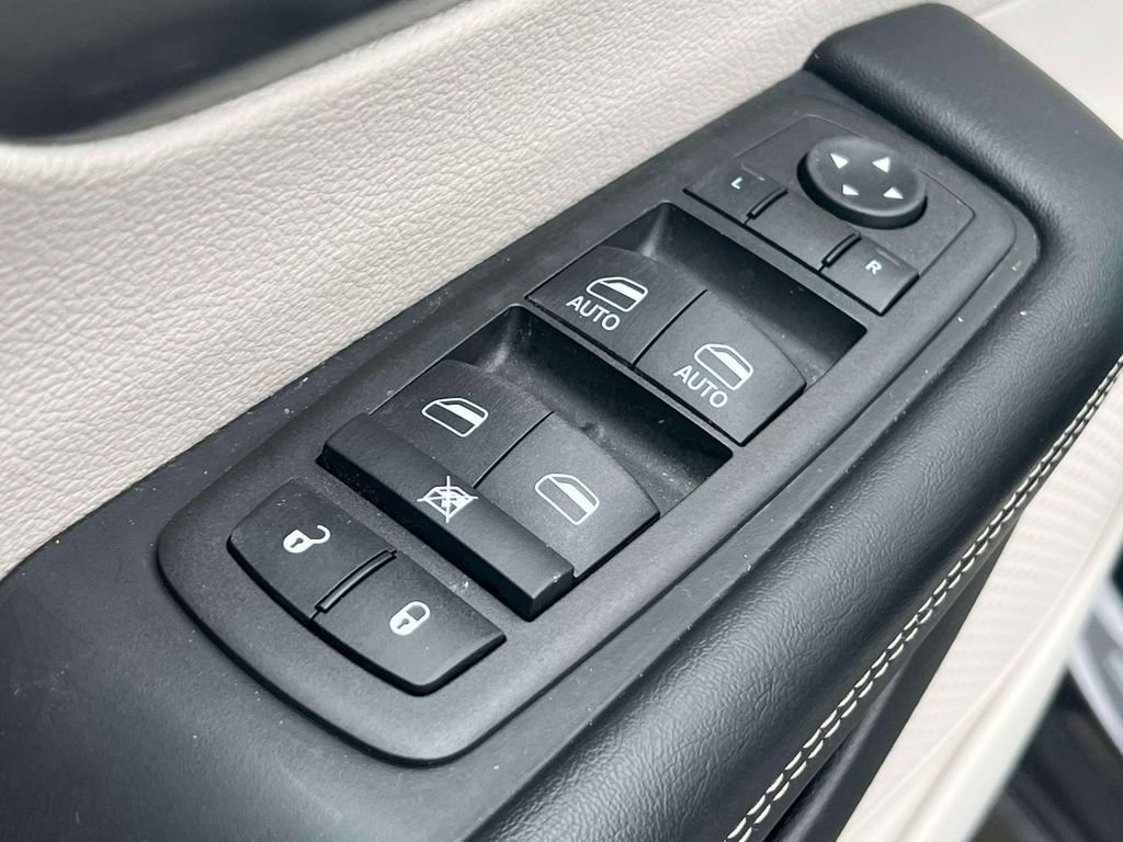 Used 2022 Chrysler Pacifica Touring-L FWD image 19