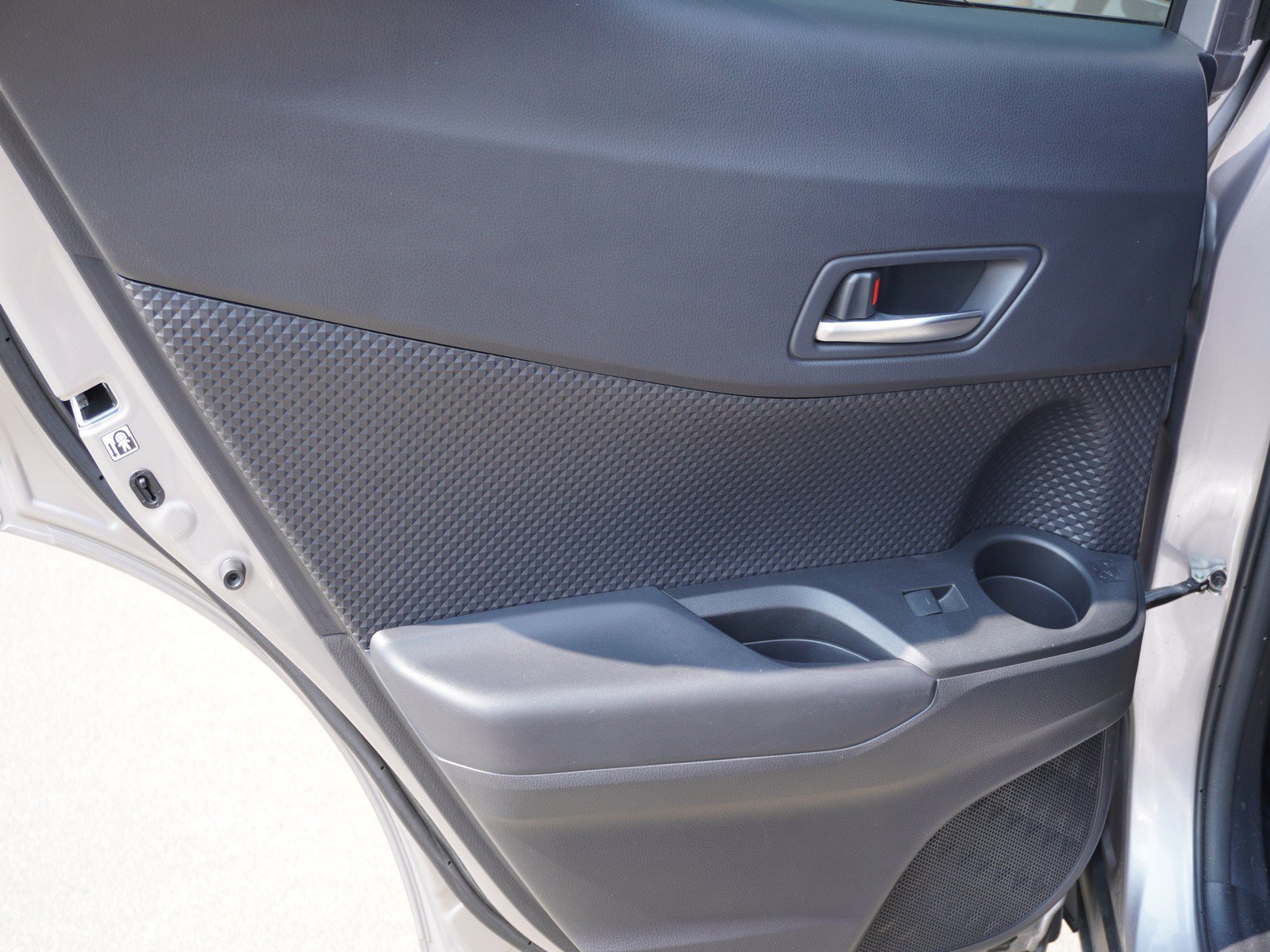 Used 2020 Toyota C-HR XLE FWD image 11