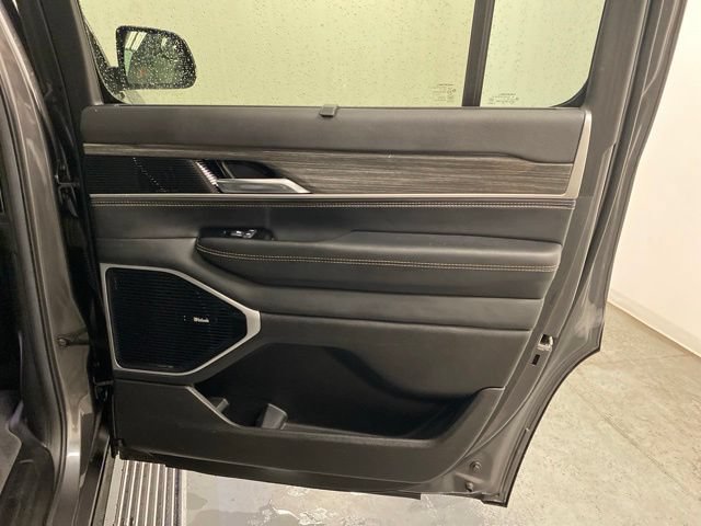 Used 2022 Jeep Wagoneer Series III w/ Premium Group I AWD/4WD image 28
