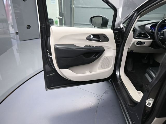 Used 2023 Chrysler Pacifica Touring-L image 16