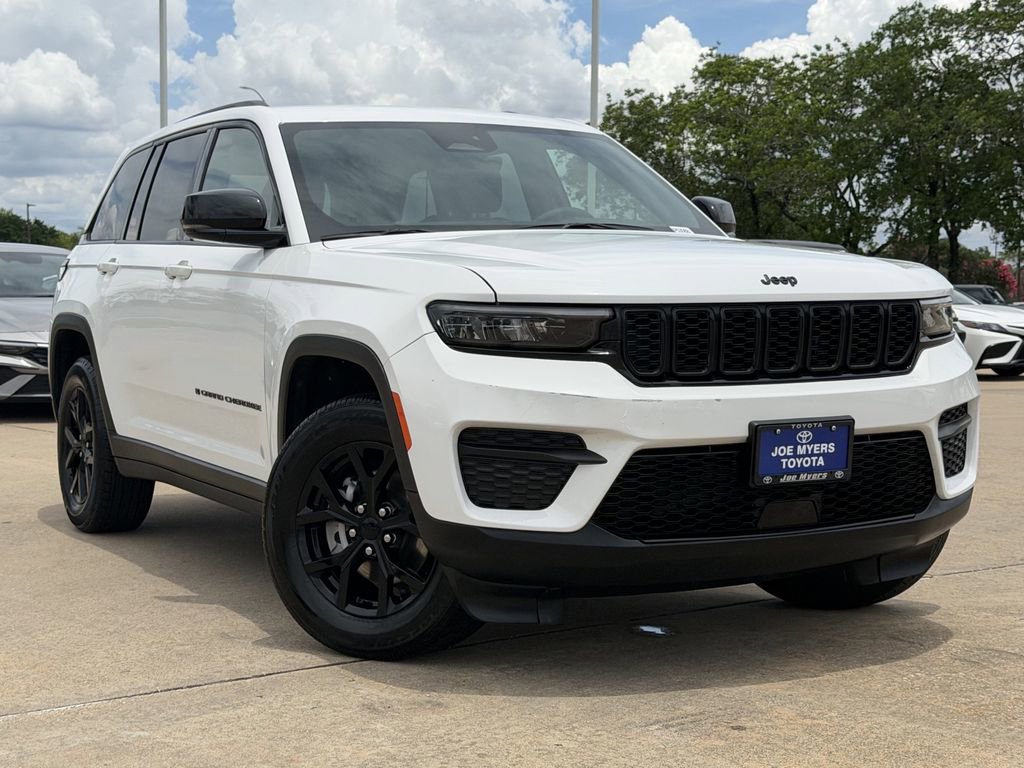 Used 2025 Jeep Grand Cherokee Altitude AWD/4WD image 2