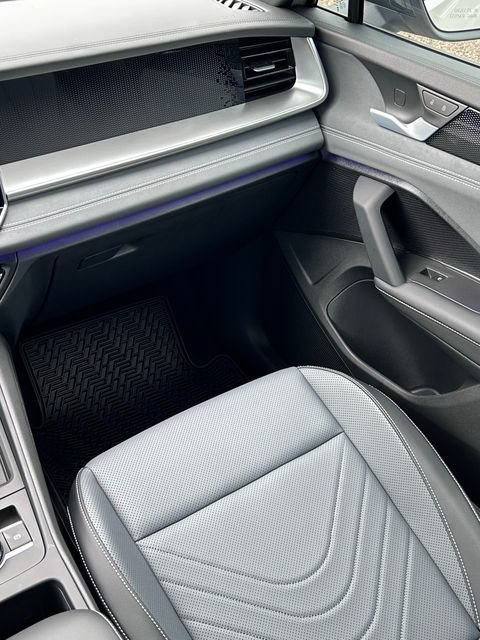 New 2026 Volkswagen Tiguan SE R-Line FWD image 12