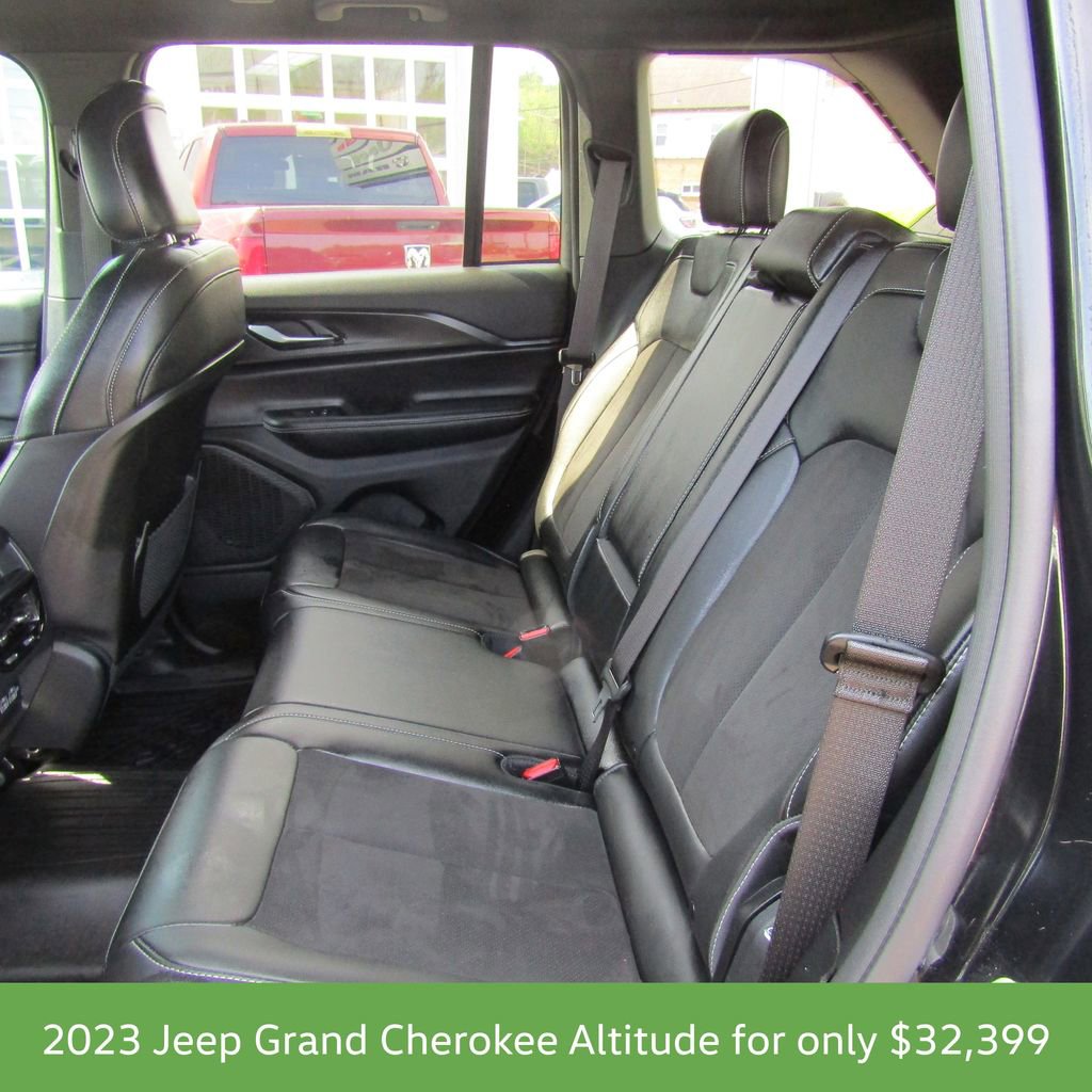 Used 2023 Jeep Grand Cherokee Altitude AWD/4WD image 10