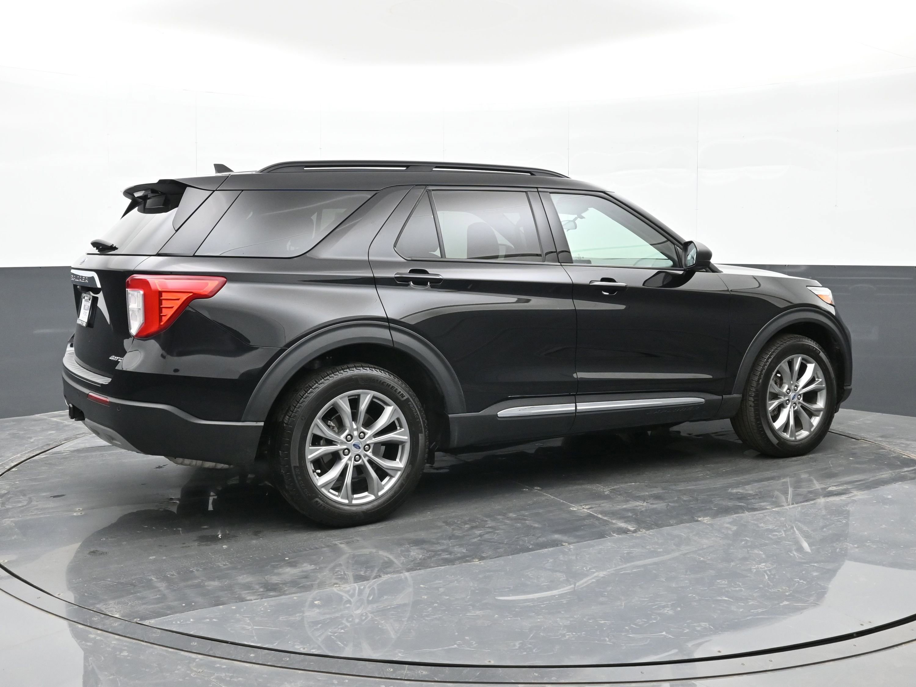 Used 2023 Ford Explorer XLT w/ Equipment Group 202A image 8